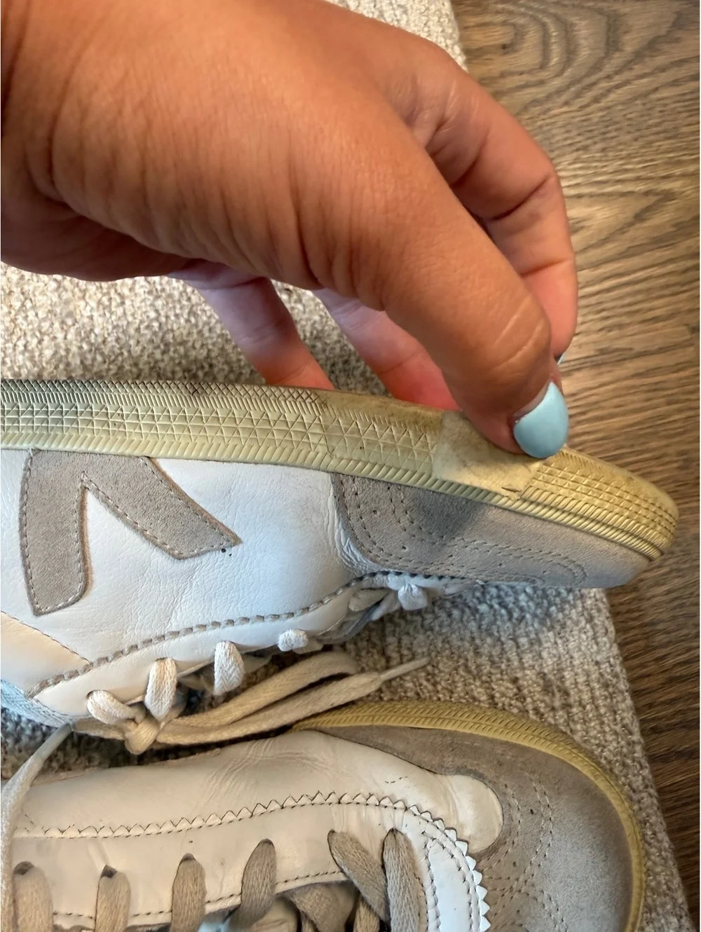 Veja Women's Sneakers in White and Beige - Size 9